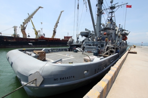 Tàu cứu hộ USNS Salvor của Mỹ vừa cập cảng Đà Nẵng cuối tháng 4/2013.